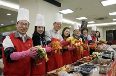 <카메라뉴스>광주신세계 행복나눔 김장김치 캠페인