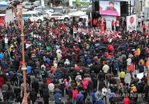 강릉 택시부 광장에 몰린 인파