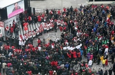 강릉 택시부 광장에 몰린 인파