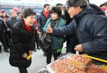 원통장 상인들 만나는 박근혜 후보