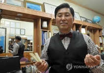 육사 출신 예비역 대령, 노모와 이발관 운영