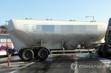 경부고속道 천안서 탱크로리 미끌…인명피해 없어