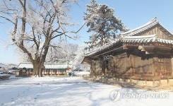 전주향교 명륜당 앞 뜰