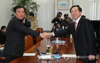 여야 원내수석부대표 악수