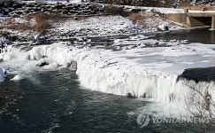 얼어붙은 한탄강 직탕폭포