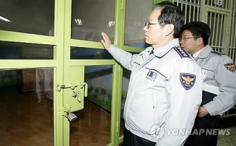유치장 둘러보는 경찰청장