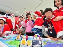 스마트로봇 알버트체험하는 서울정진학교 학생들