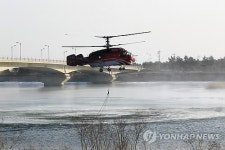 산불 진화하는 헬기