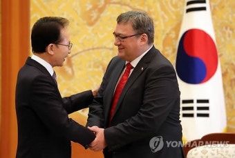 이 대통령, 그린란드 총리와 악수