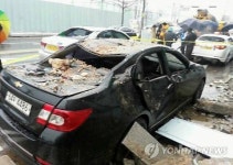 인천 재건축 빌딩서 구조물 낙하…2명 부상