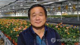 장미박사 신종현(47·부여미니장미농장)씨