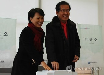 <2012 대선>홍준표 경남도지사 후보 부부 투표