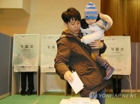 <2012대선> '아기 안고 나도 한표'