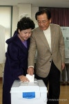 <2012대선> 투표하는 박준영 전남도지사 부부
