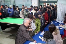 <2012대선> 당구장 투표소 행렬