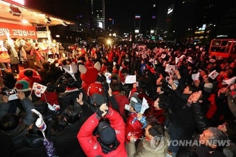 민주당, 이재명 후보 당선 축하 환호에 이어 다시 모여 출구조사 결과 확인
