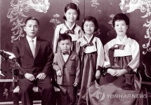 <2012대선>가족들과 함께 한복을 차려입고