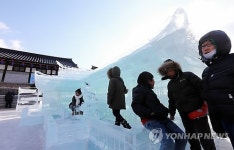 얼음 한옥에 앉아