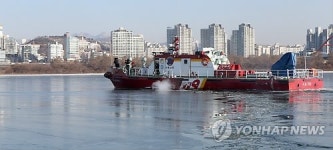 쇄빙작업 하는 수난구조대