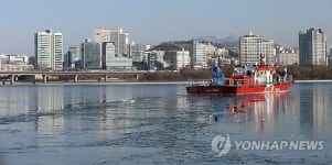 쇄빙작업 하는 수난구조대