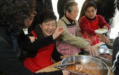 도시락 만들기 봉사하는 박근혜 당선인