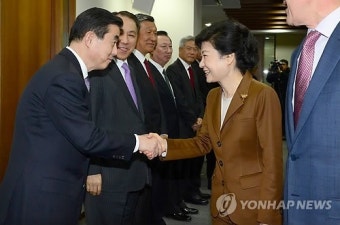 朴당선인, 김윤 회장과 악수