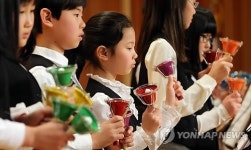핸드벨 공연 선보이는 아이들