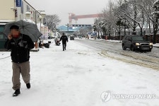 거제에도 많은 눈…한산한 조선소 앞 도로
