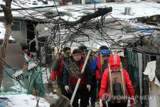 구룡마을에 연탄 배달