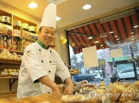 13년째 불우이웃에 빵 봉사 동네빵집 사장님