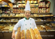 13년째 불우이웃에 빵 봉사