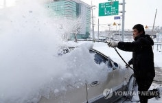 차량에 쌓인 눈 터는 영광주민