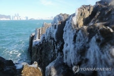 부산 바닷가도 꽁꽁
