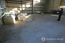 텅 빈 염화칼슘 창고
