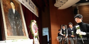 헌화하는 학생들