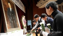 헌화하는 학생들