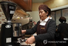 커피 만드는 어르신 바리스타