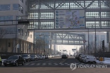 주차장으로 변한 세종청사 주변도로