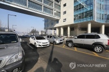 주차장으로 변한 세종청사 주변도로