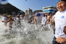 <카메라뉴스> 거제 국제펭귄 수영축제 열기 후끈