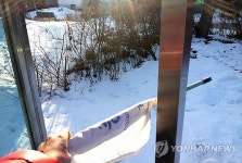 <르포> 영하 20도 내외…춘천 버스 기다리는 사람들