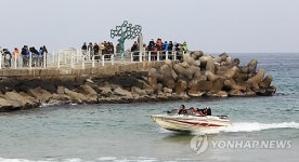 포근한 휴일 즐기는 속초해변 관광객