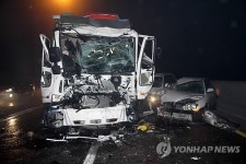 중부고속도로서 연쇄추돌…1명 사망·4명 부상(종합)