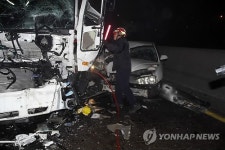 중부고속도로서 연쇄추돌…1명 사망·4명 부상(종합)