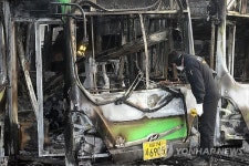 버스차고지 화재 조사중