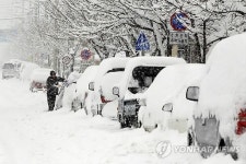 영동 폭설…눈 치우는 운전자