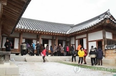 `대통령 외가는 어떤 모습…육영수 생가 `북적