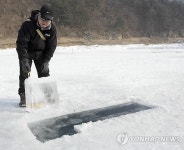 꽁꽁 언 축제장 얼음판..두께만 40~50㎝