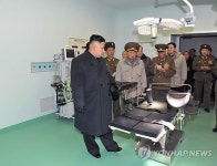 대성산 종합병원 둘러보는 김정은