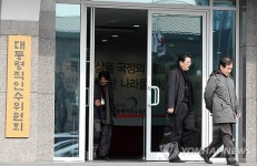 구내식당 향하는 고용복지 간사